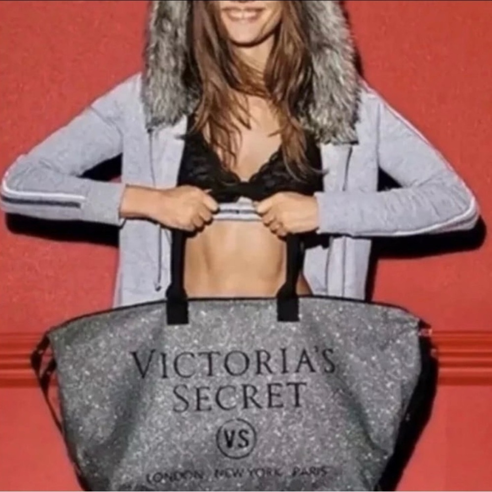 COLLECTIBLE Victoria's Secret
2015 Limited Edition Silver
Glitter Tote